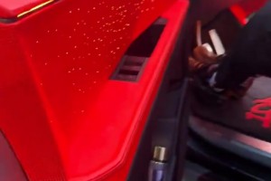 三球驾驶定制版特斯拉赛博皮卡 前往加盟森林狼的发布会！